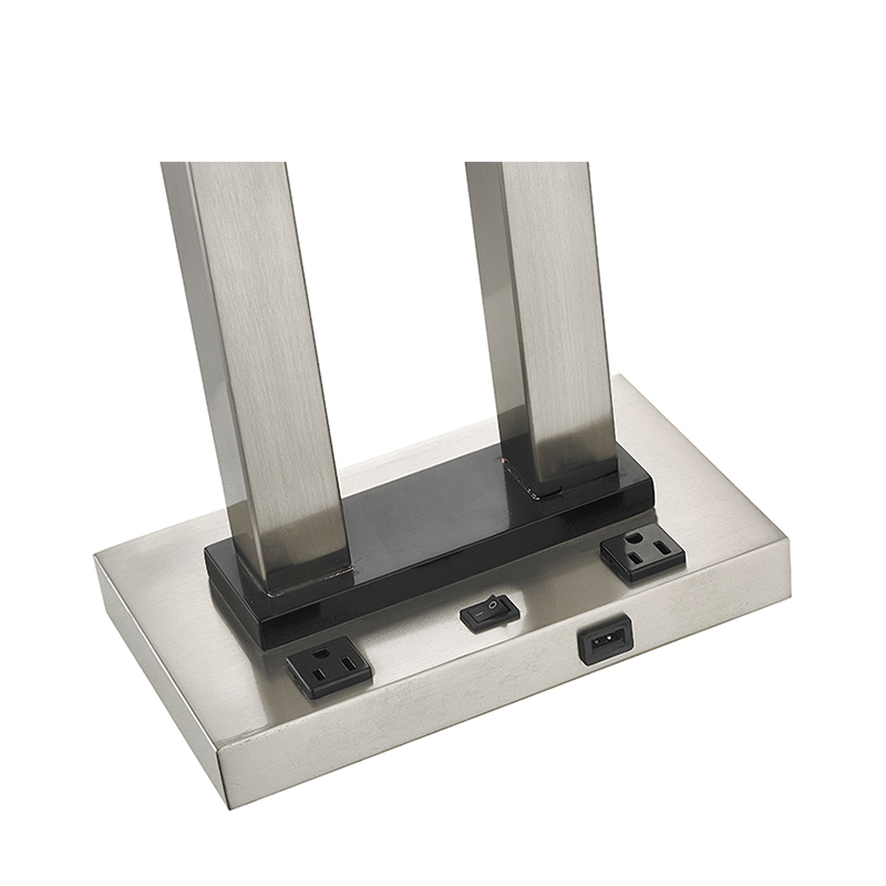 Doppel -Nachttischtischlampe im Gästezimmer