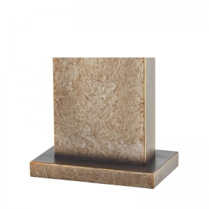 Dekorative antike Eisentischlampe am Eingang des öffentlichen Raums