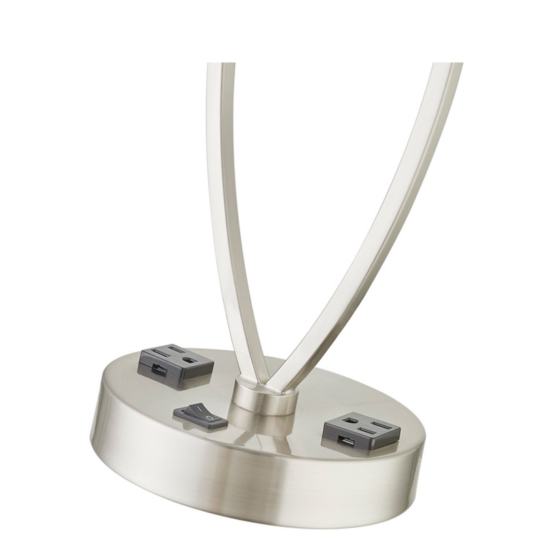 Schlaf eine leichte Tischlampe mit gebürstetem Nickel -Finish, A auf/Off -Rockerschalter und zwei Steckdosen im Gästezimmer