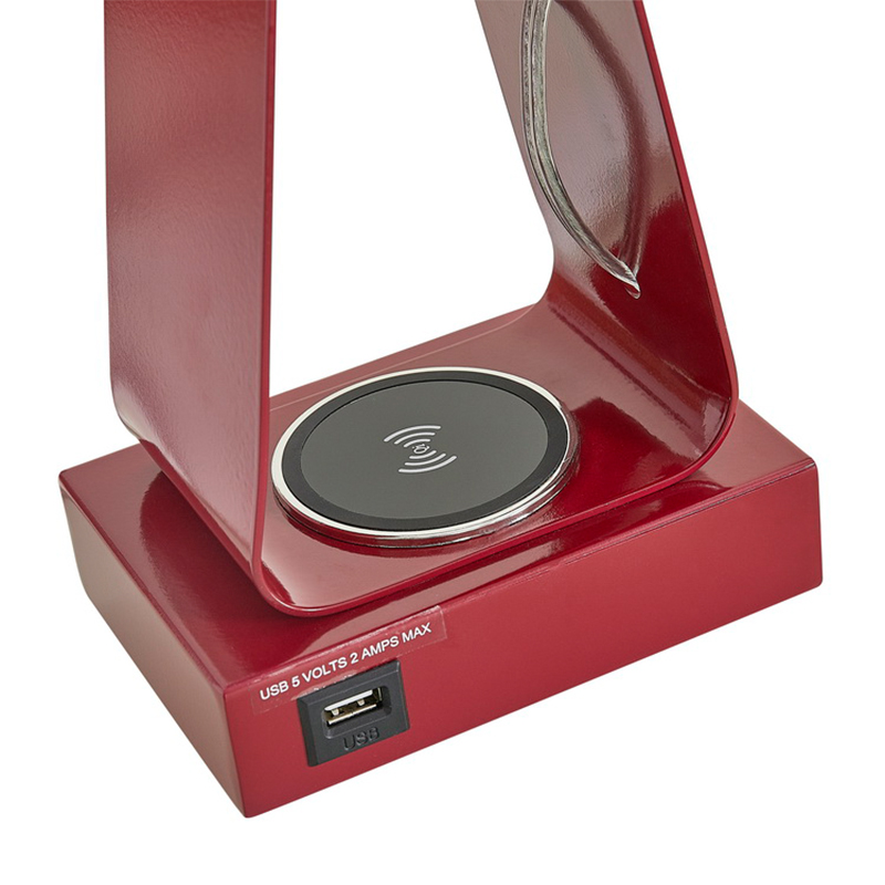Winzige Schreibtischlampe mit rotem Finish, einem USB -Ladeanschluss, einer drahtlosen Ladestation und einem auf/off Rocker -Schalter im Gästezimmer