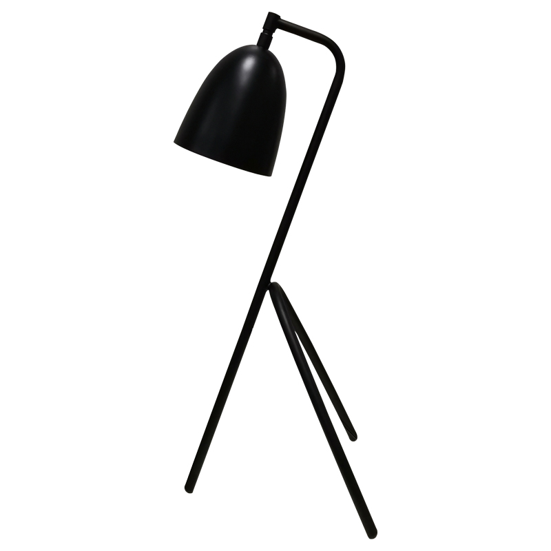 Drei -Bein -Schreibtischlampe mit schwarzem Finish und A on/off Rocker Switch in der Schlange im Gästezimmer