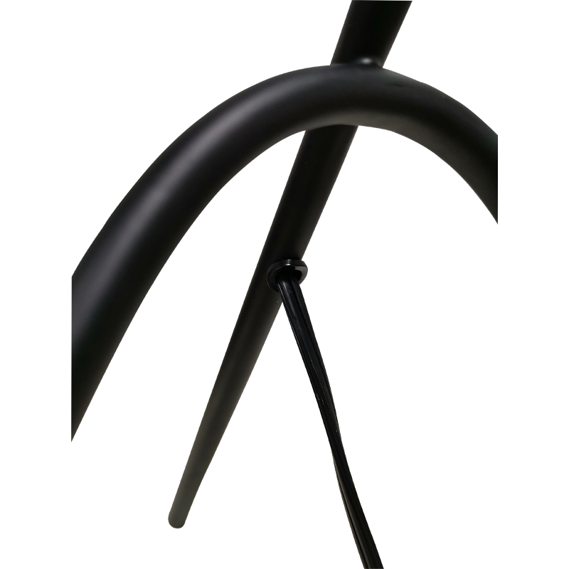 Drei -Bein -Schreibtischlampe mit schwarzem Finish und A on/off Rocker Switch in der Schlange im Gästezimmer