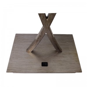 Zwei leichte antike silberne Finish -Schreibtischlampe mit einem auf/off -Rockerschalter im Gästezimmer