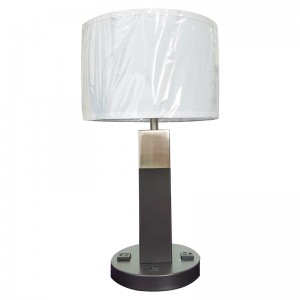 Zwei töne schwarze und gebürstete Nickel -Finish -Tischlampe mit einem auf/off -Rockerschalter und zwei bequemen Outlets im Gästezimmer