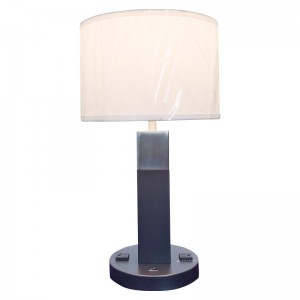 Zwei töne schwarze und gebürstete Nickel -Finish -Tischlampe mit einem auf/off -Rockerschalter und zwei bequemen Outlets im Gästezimmer