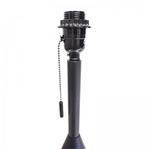 Black Finish -Schreibtischlampe mit einem Pull -Kettenschalter im Gästezimmer