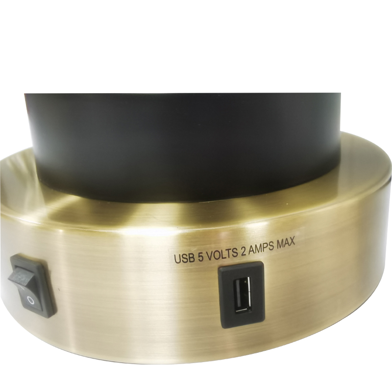 Custom Nights und Lampe mit antikem Messing und schwarzem Finish, A on/off Rocker Switch, einem bequemen Outlet und einem USB -Ladehafen im Gästezimmer