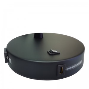 Mattes schwarzes Schreibtischlicht mit einem/Off -Rocker -Schalter, einem bequemen Outlet und einem USB -Ladehafen im Hotel Guestroom