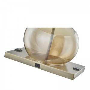 Botschaft Suites Hotel Amber Glass Tischlampe mit einem/off -Rocker -Schalter, zwei bequeme Outlets im Hotel Gästezimmer