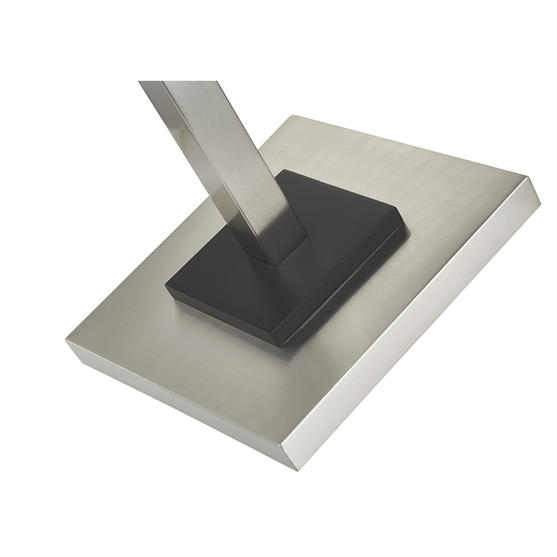 Hotel Metallstehlampe mit gebürstetem Nickel und schwarzer Akzent im Gästezimmer