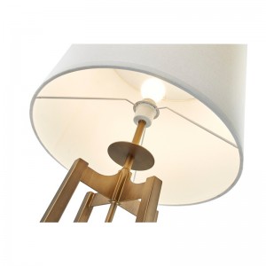 Hyatt Hotelsofaneben Stehlampe mit antikem Gold Finish im Gästezimmer