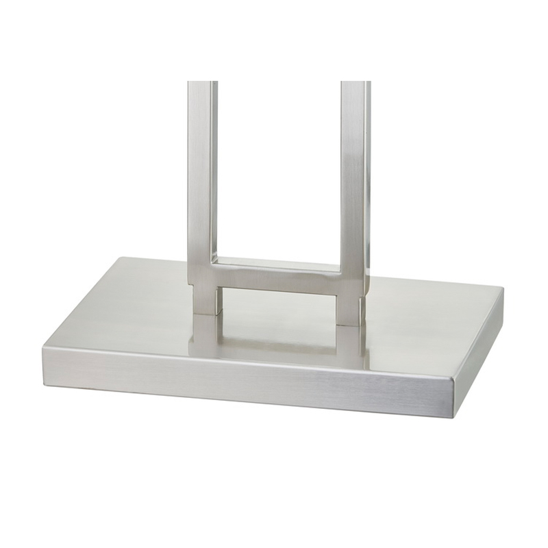 Marriott Hotel Sofaneben Stehlampe mit gebürstetem Nickel -Finish im Gästezimmer