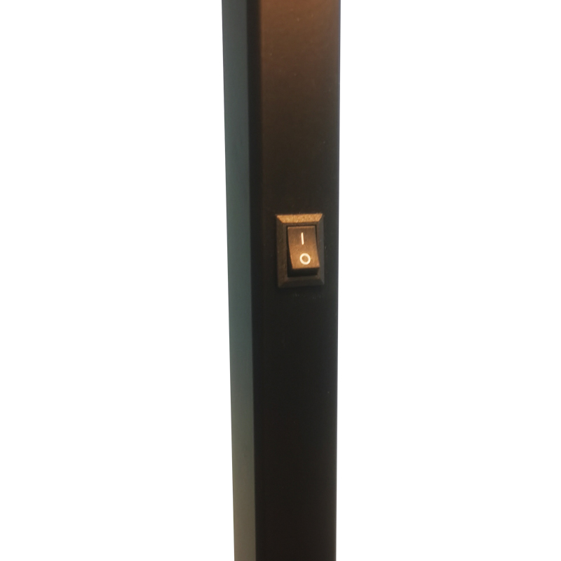 Waterwalk Hotel Sofaneben Stehlampe mit mattschwarzem Finish im Gästezimmer