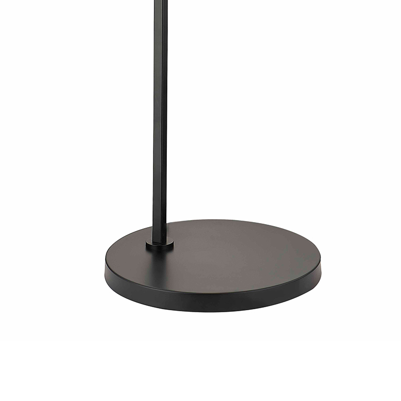 Waterwalk Hotel Sofaneben Stehlampe mit mattschwarzem Finish im Gästezimmer