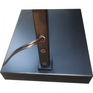 Waterwalk Hotel Stehlampe mit mattschwarzem Finish auf Sofaneben im Gästezimmer