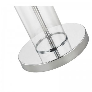 Hotel Metall -Stehlampe mit poliertem Chrom in Sofaneben im Gästezimmer