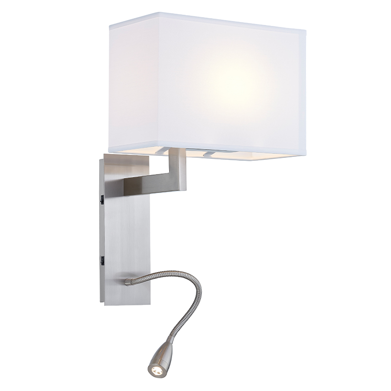 Hospitality Hotel Wall Sconce mit gebürstetem Nickelfinish und rechteckiger Stoffton im Hotel typisch Gästezimmer