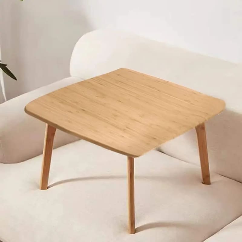 Auf dem Boden eines quadratischen Tatami -Tisch -Bambusmöbel befindet sich einniedriger Tee -Tisch