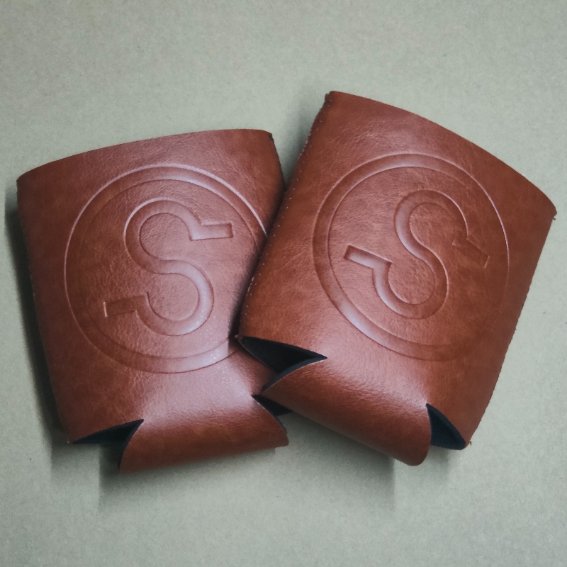 Debossed Logo Neoprene Brown PU Leder kann kühler 330 ml PU Bier Stubby Halter Coozies Koozies