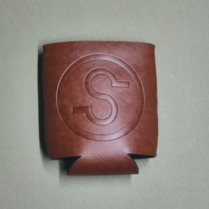 Debossed Logo Neoprene Brown PU Leder kann kühler 330 ml PU Bier Stubby Halter Coozies Koozies