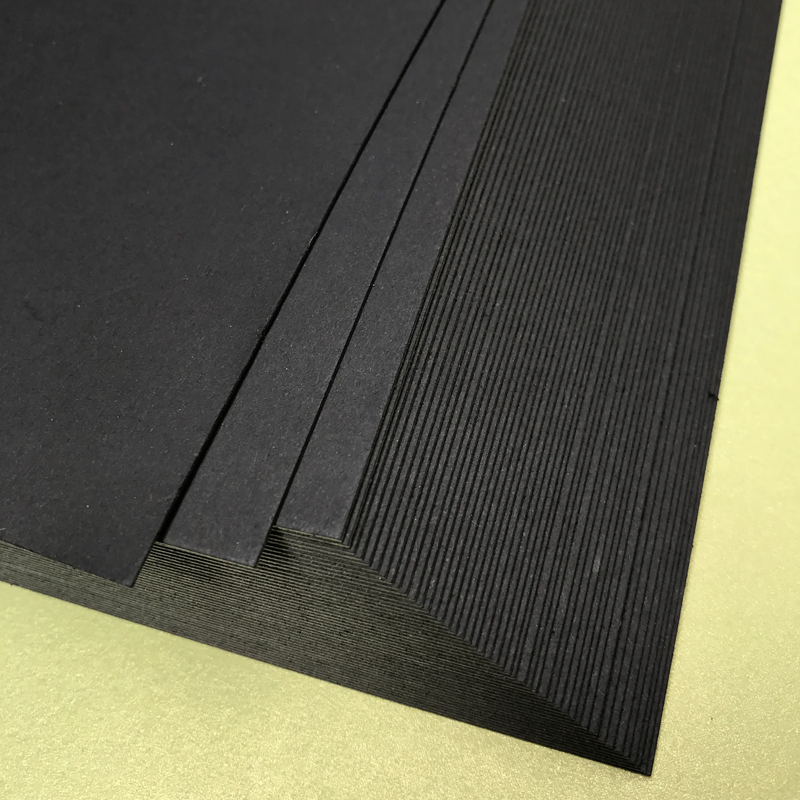 Schwarzer Papierboard