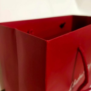 Leuchtender roter Luxus-Kraftbeutel