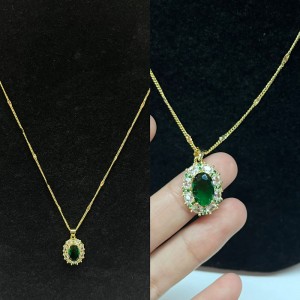 Regal Emerald Elegance Gold-Grüne Edelsteinkette mit funkelnden Akzenten