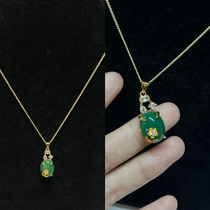 Opulentes grünes Jade Oval Anhänger Halskette mit weißen Zirkonakzenten, Gold-Plattierte Einstellung, elegante Frauen\\Schmuck