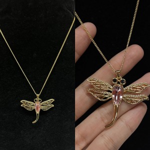 Elegante Drachenfly -Anhänger -Halskette mit rosa Kristall- und Strassakzenten, Gold-Mit komplizierten filigranen Flügeln plattiert