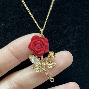 Romantisches Gold-Rotes Samt Rose -Anhänger -Halskette mit Strasskleider-Verzierte Blätter und elegantes Blumendesign für Liebe und Schönheit