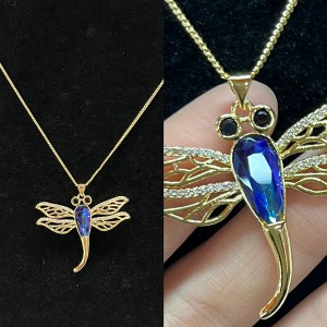 18K Gold-Plattierte Drachenfly -Anhänger -Halskette mit blauem, facettierter Kristallkörper, schwarzen Edelsteinaugen und filigraner Flügeldetails für die elegante Natur-Inspirierter Schmuck