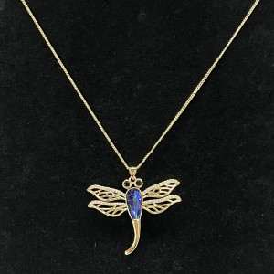 18K Gold-Plattierte Drachenfly -Anhänger -Halskette mit blauem, facettierter Kristallkörper, schwarzen Edelsteinaugen und filigraner Flügeldetails für die elegante Natur-Inspirierter Schmuck