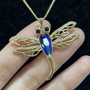 18K Gold-Plattierte Drachenfly -Anhänger -Halskette mit blauem, facettierter Kristallkörper, schwarzen Edelsteinaugen und filigraner Flügeldetails für die elegante Natur-Inspirierter Schmuck