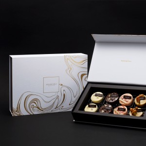 Goldene minimalistische Geschenkbox